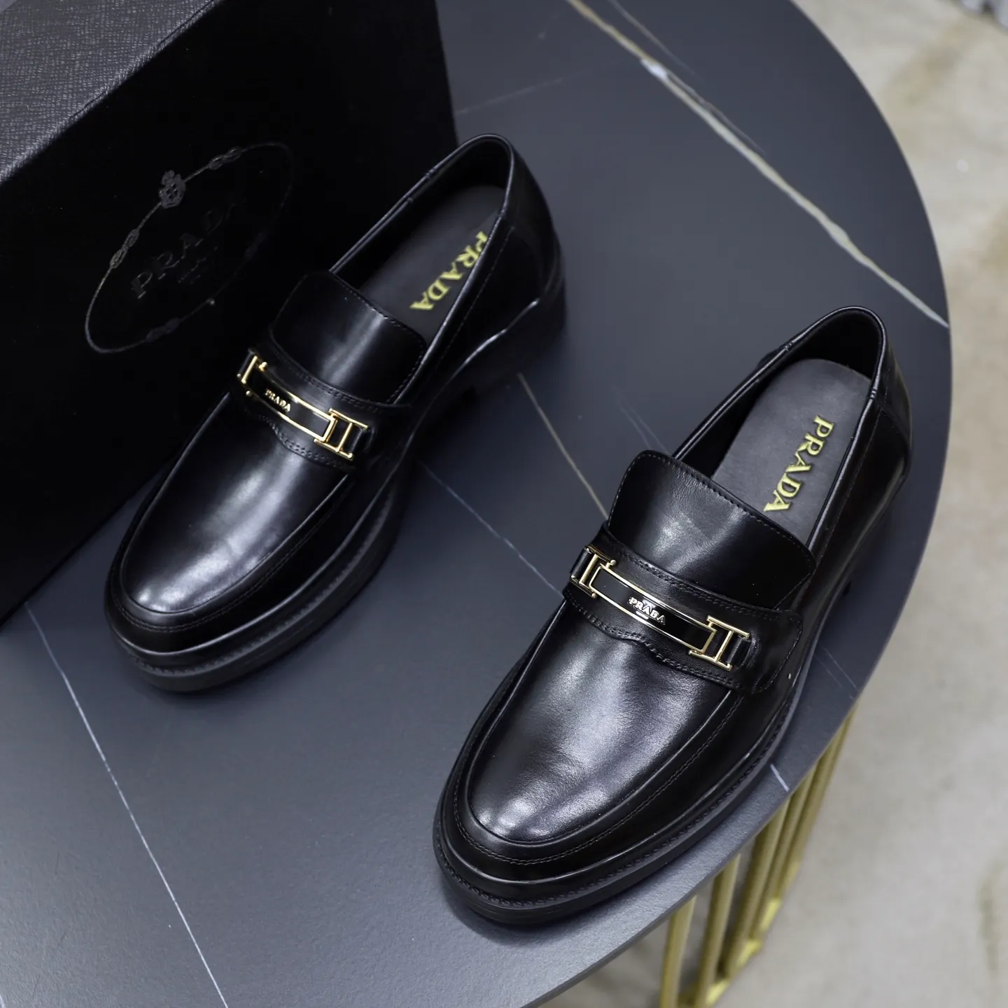 Ex-factory price: 500💰🙅‍♂️🙅‍♂️🙅‍♂️ Brand: PRADA Standard code: Men's code 38-44 (45 can be customized) Grade: Same style as the official website Original order quality Material: Original cowhide surface Comfortable lining Original outsole Style category: Men's fashionable casual leather shoes Distinguished big-name luxury elements Top luxury Color: Color of the actual picture